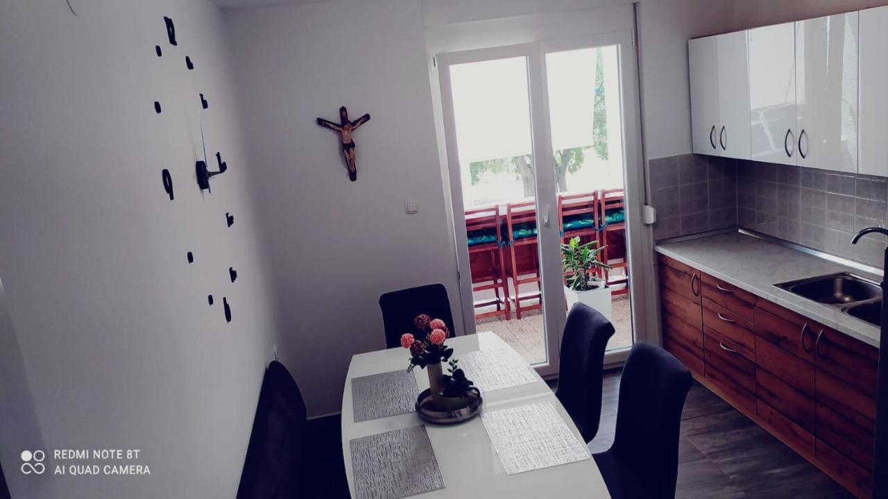 Apartment Lilic Zara Esterno foto