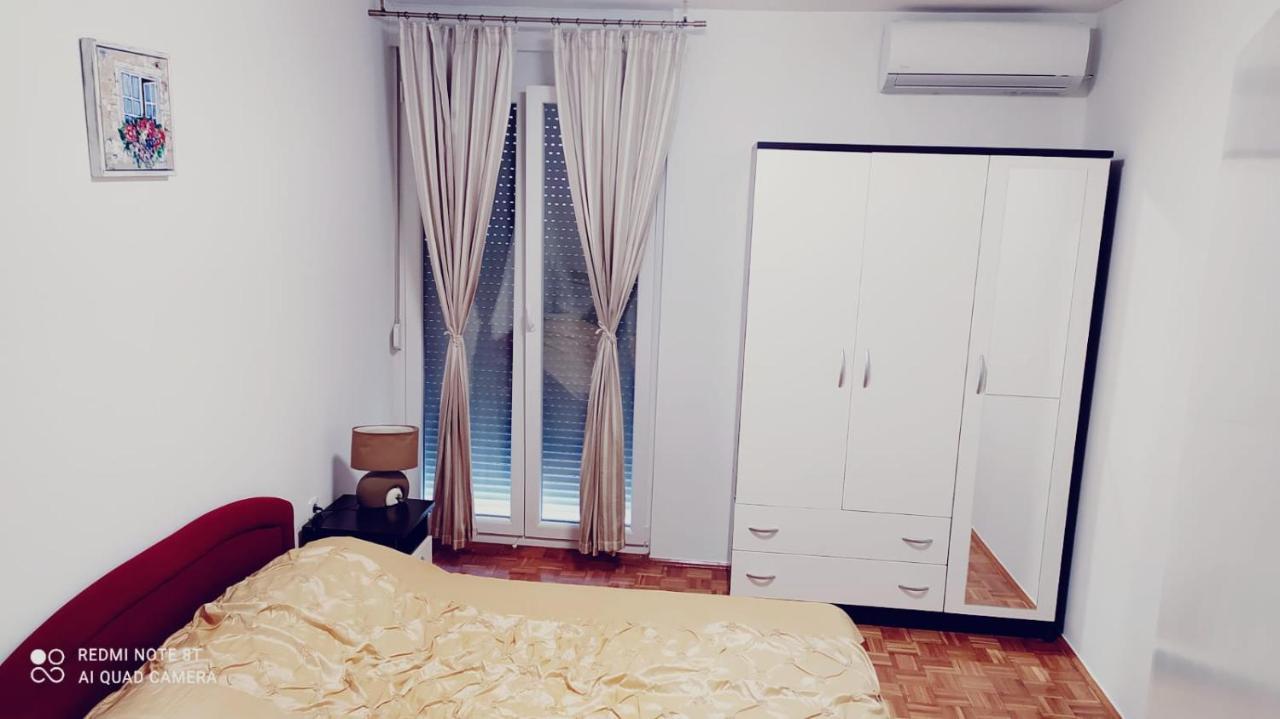 Apartment Lilic Zara Esterno foto